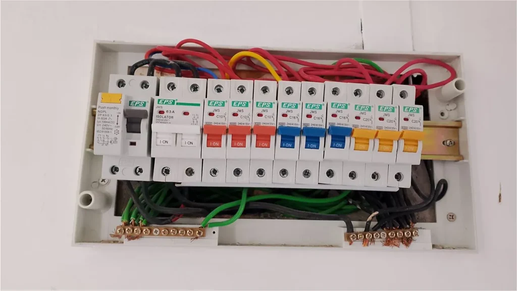 aplikasi suis elektrik tendang di rumah